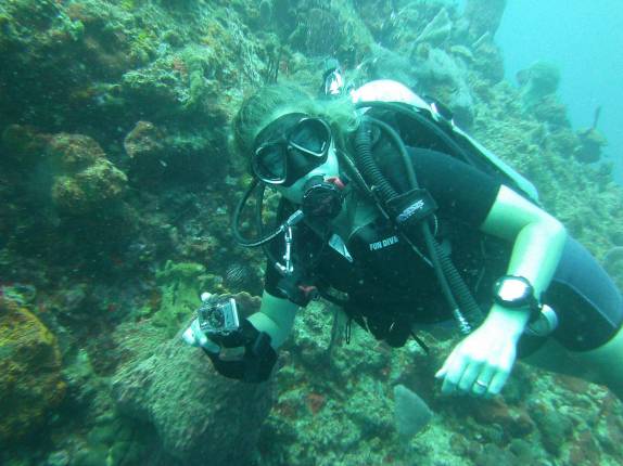 Fazendo filmagens durante mergulho nas paredes submersas ao sul de Roseau, em Parque Nacional submarino em Dominica, no Caribe